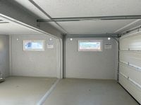 Blick auf die rechte Garagenwand mit zwei Lichtbandfenstern in Wilsdruff und Berlin