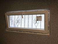 Fenstergitter - Innenansicht, hier mit Kristallglas, welches zus&auml;tzlich verhindert, dass man von au&szlig;en sehrn kann, was sich in der Garage befindet.